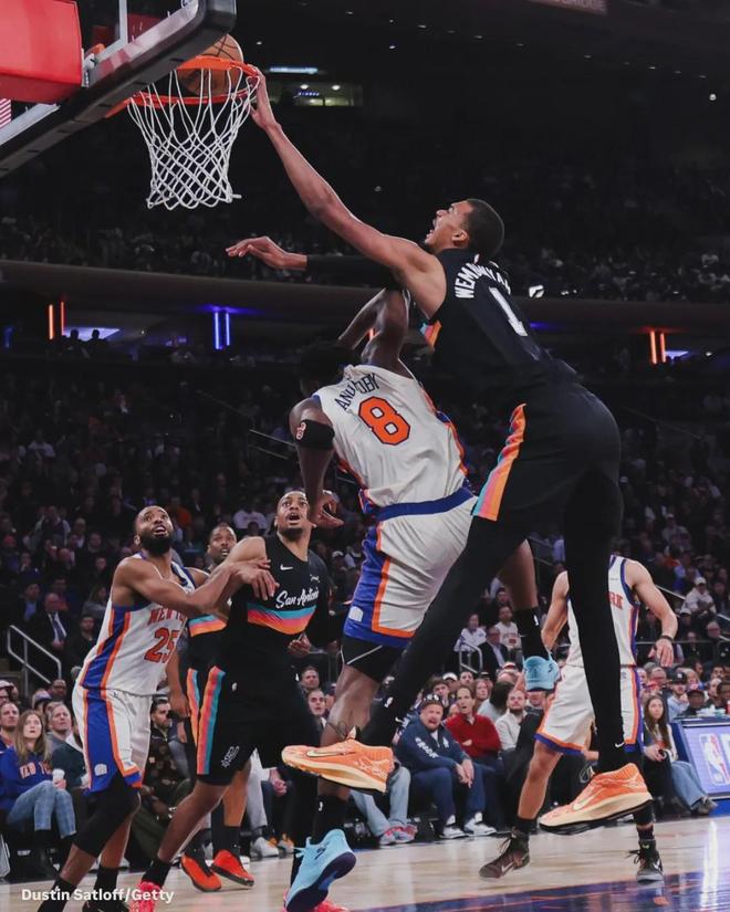 文班亚马复出砍32+12+8助 马刺力克黄蜂登顶联盟第