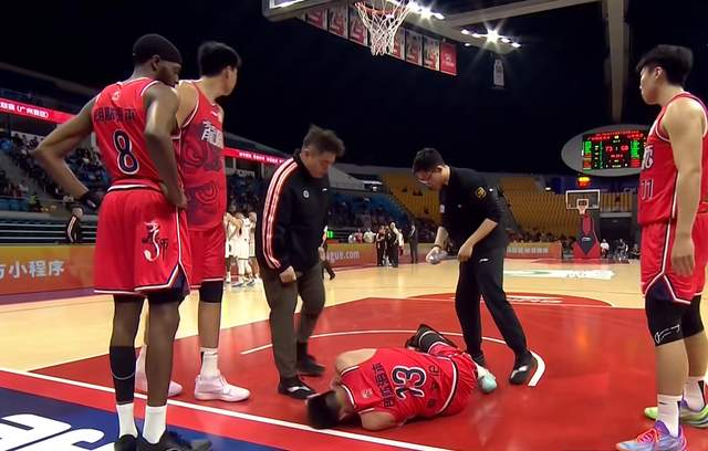 郭艾伦重伤后选择北上治疗决心重返赛场